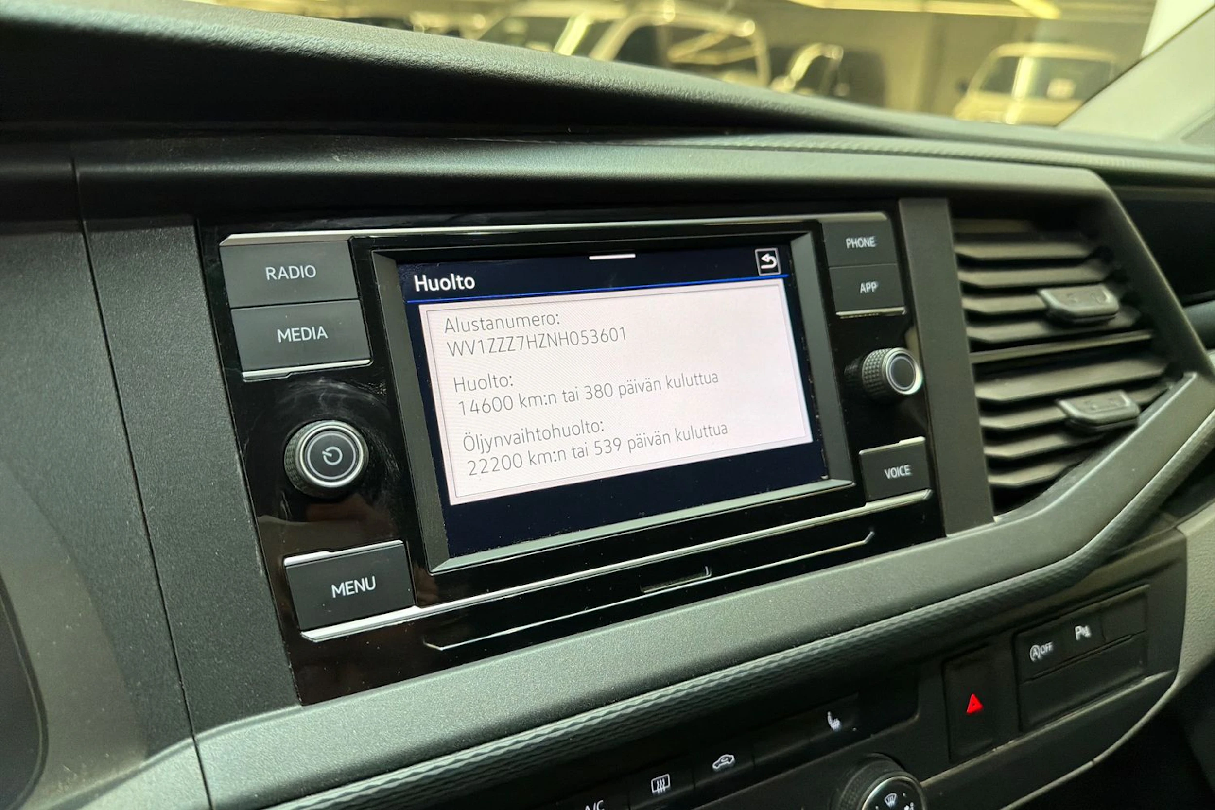 valkoinen Volkswagen Transporter 2022 kuva 17.