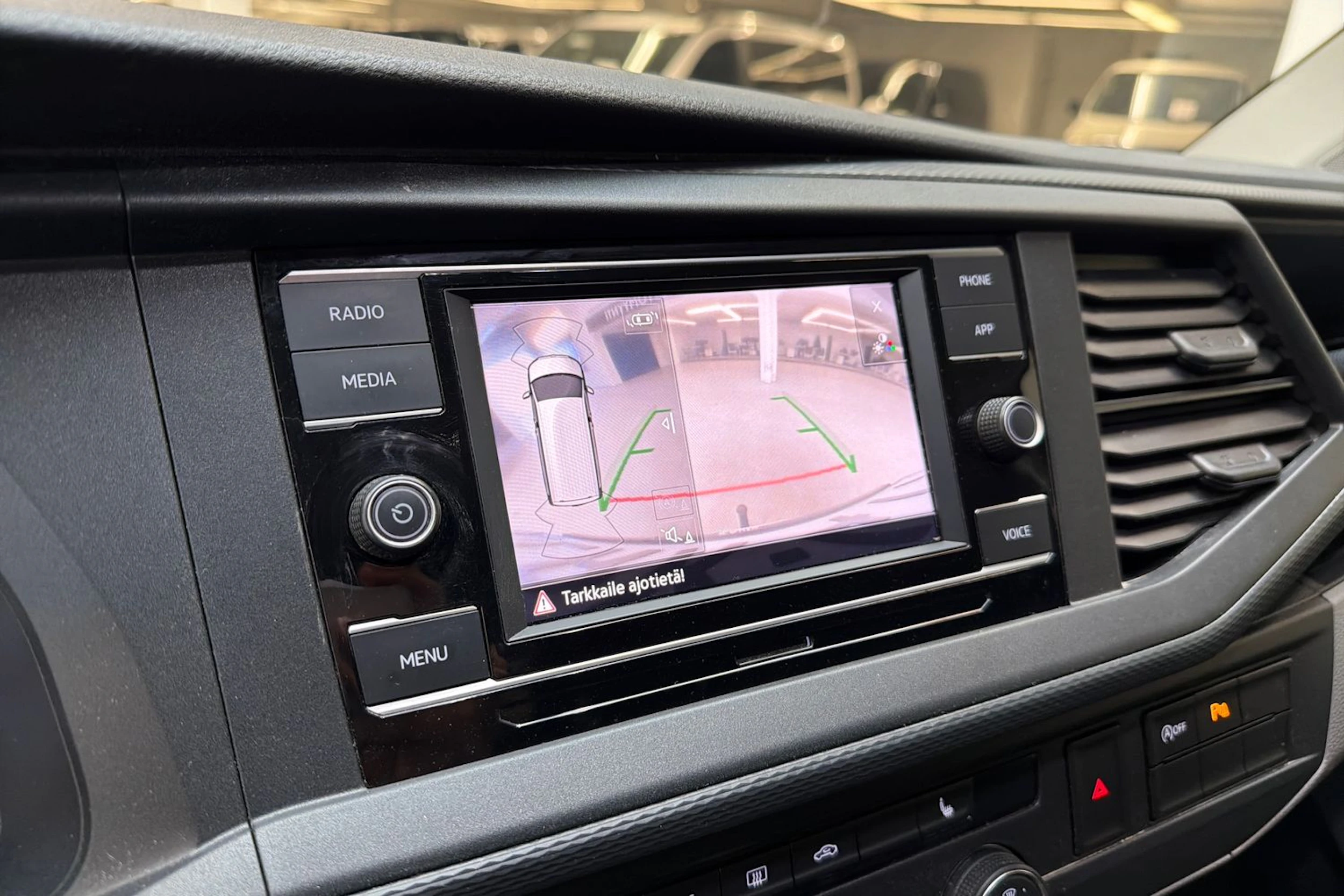 valkoinen Volkswagen Transporter 2022 kuva 18.