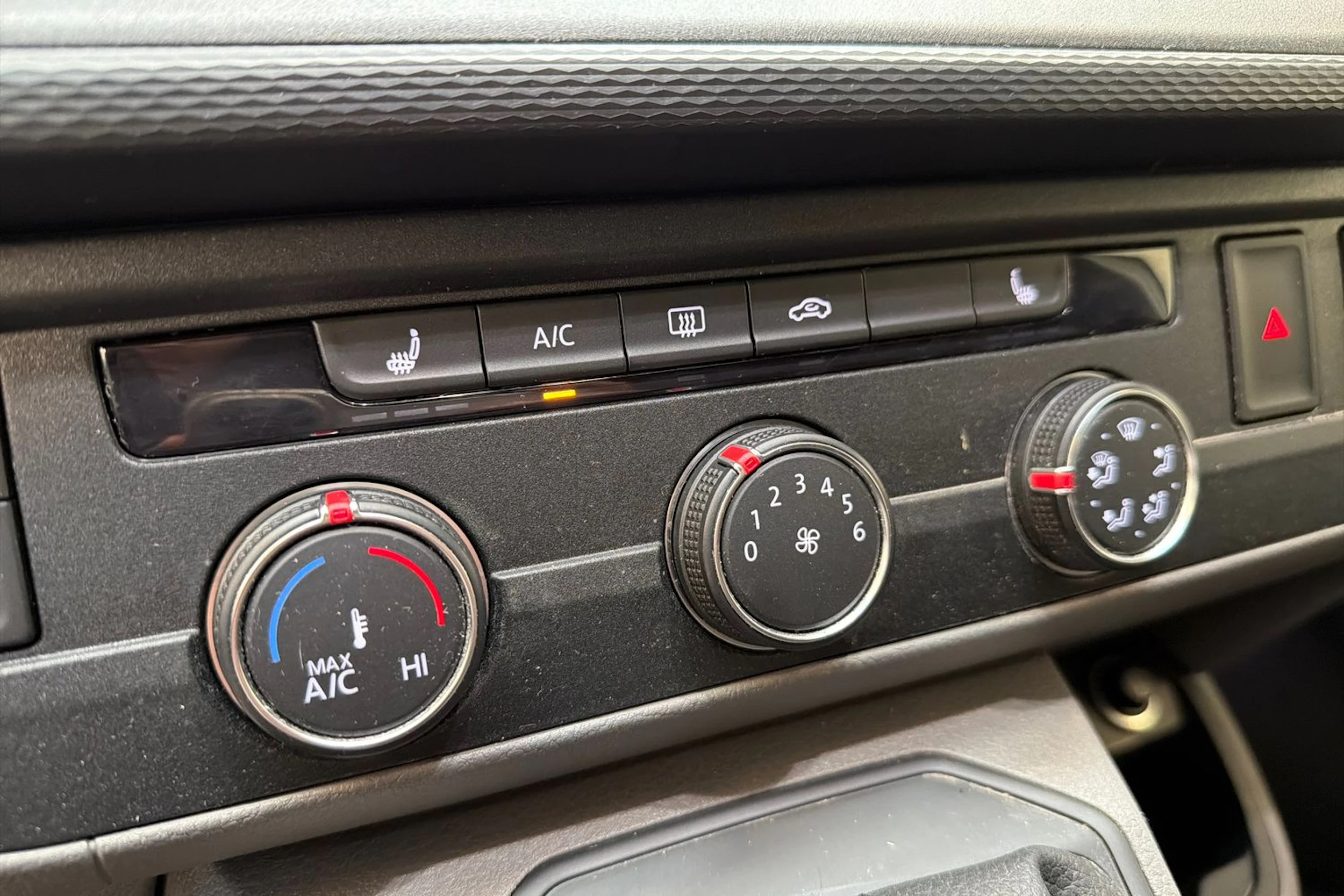 valkoinen Volkswagen Transporter 2022 kuva 19.