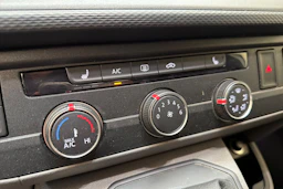 valkoinen Volkswagen Transporter 2022 kuva 19.