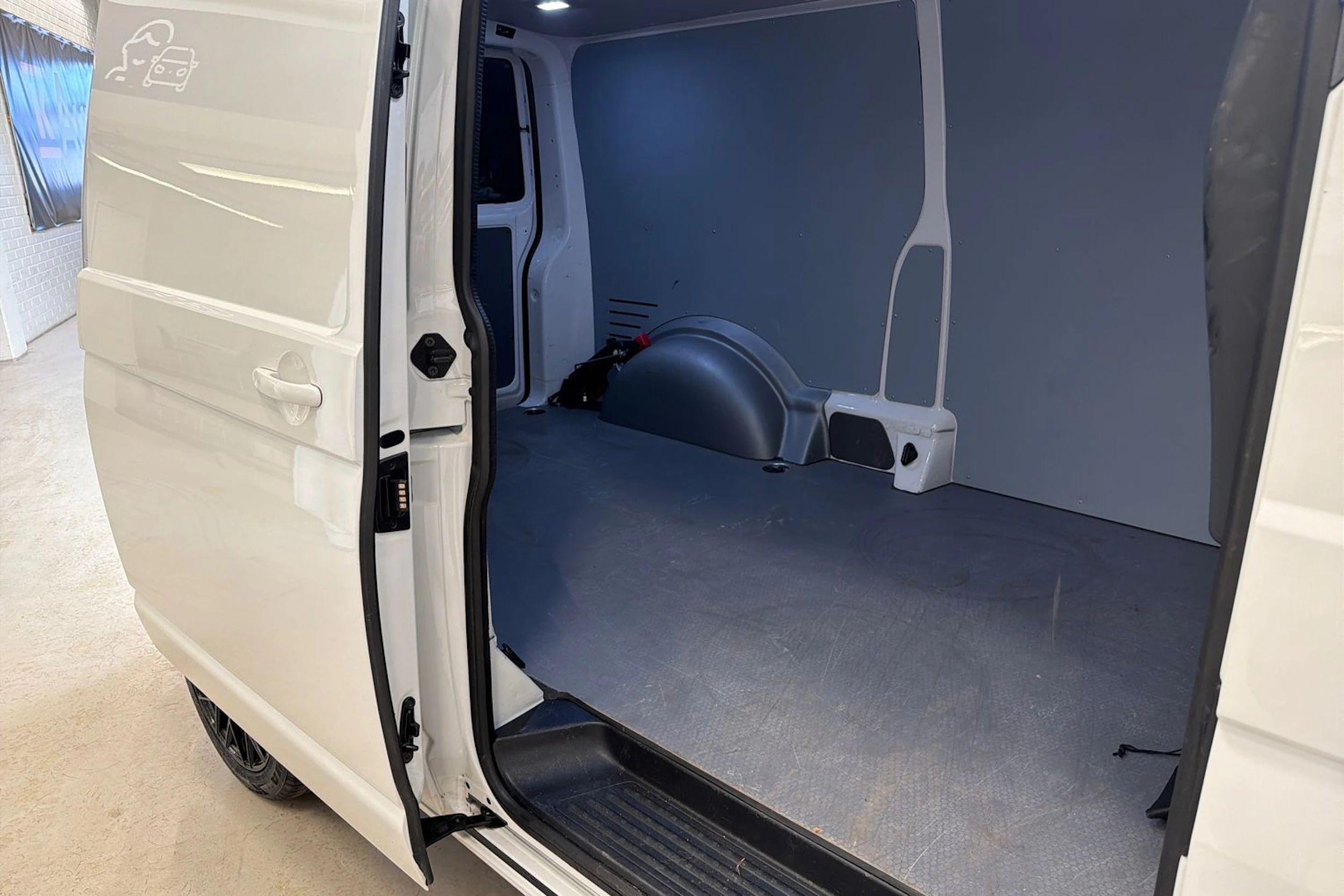 valkoinen Volkswagen Transporter 2022 kuva 24.