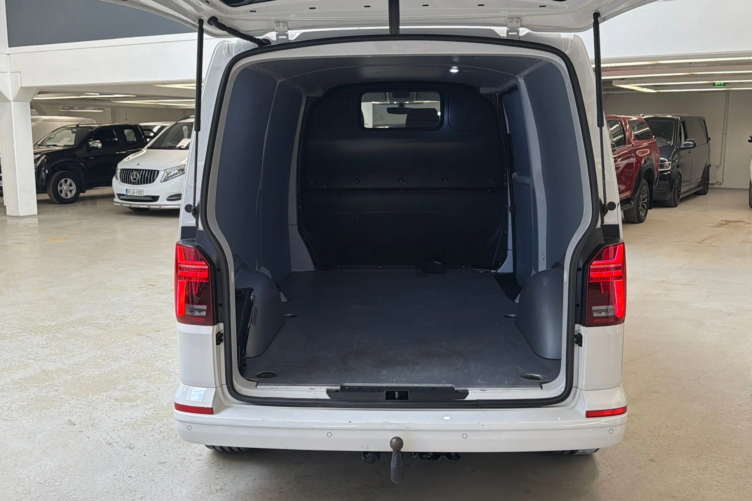 valkoinen Volkswagen Transporter 2022 kuva 25.