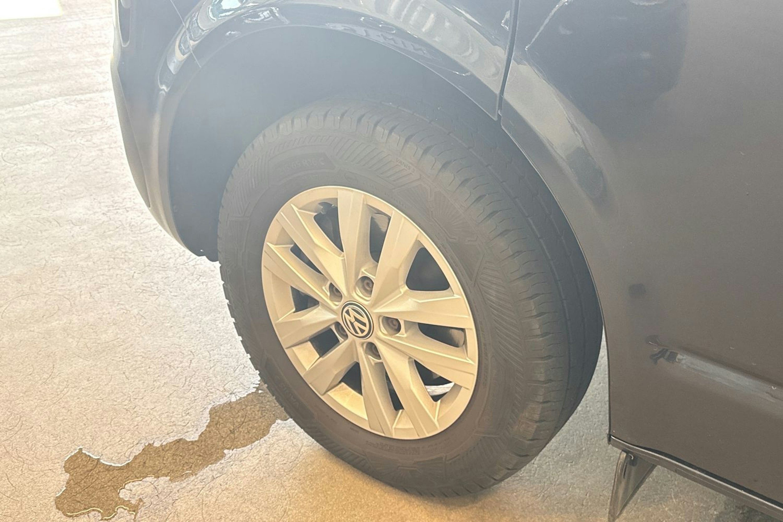 sininen Volkswagen Transporter 2022 kuva 13.