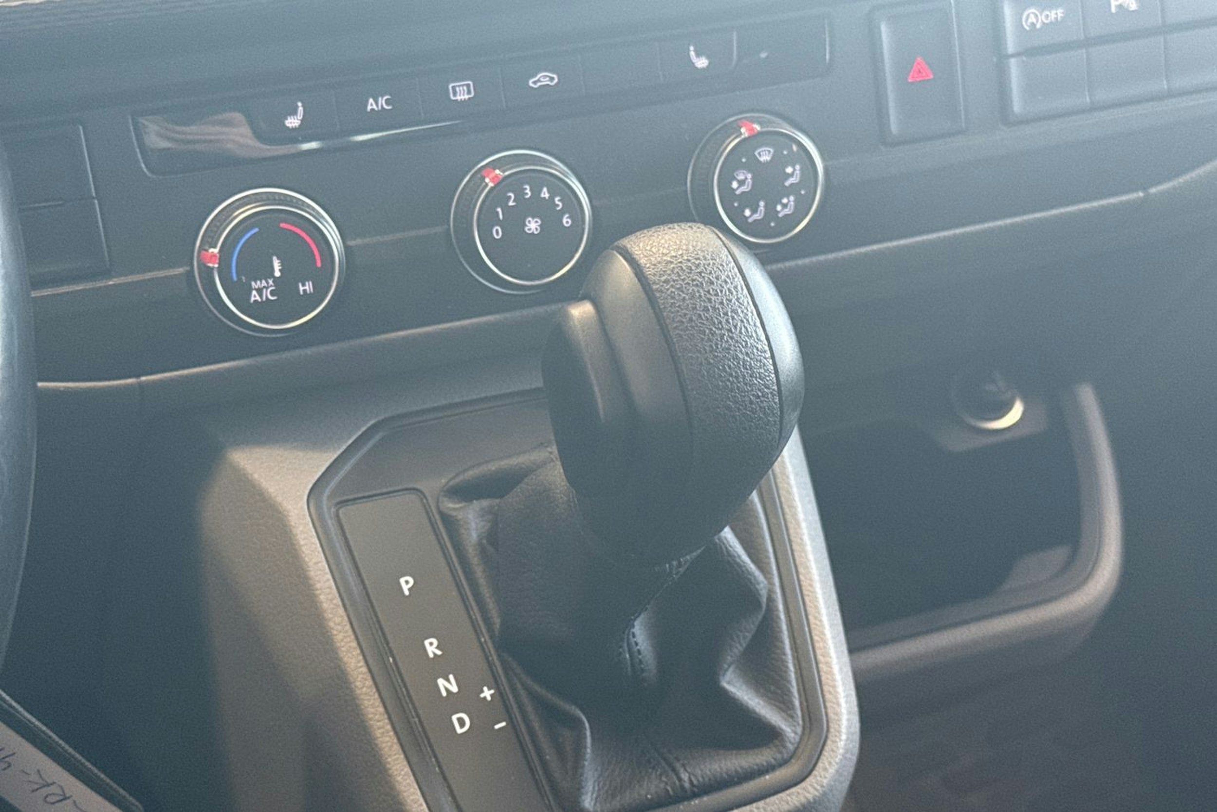 sininen Volkswagen Transporter 2022 kuva 19.