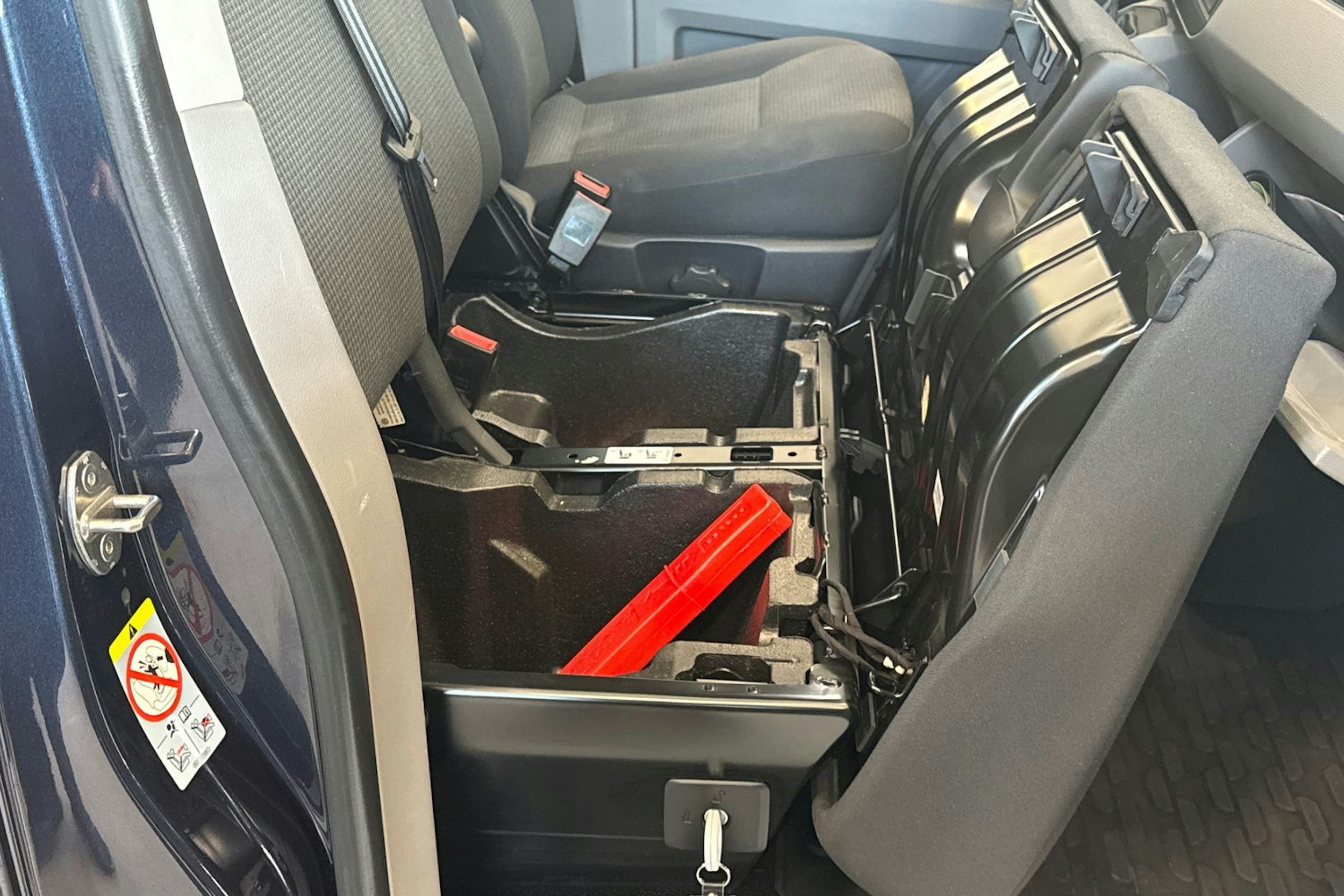 sininen Volkswagen Transporter 2022 kuva 22.