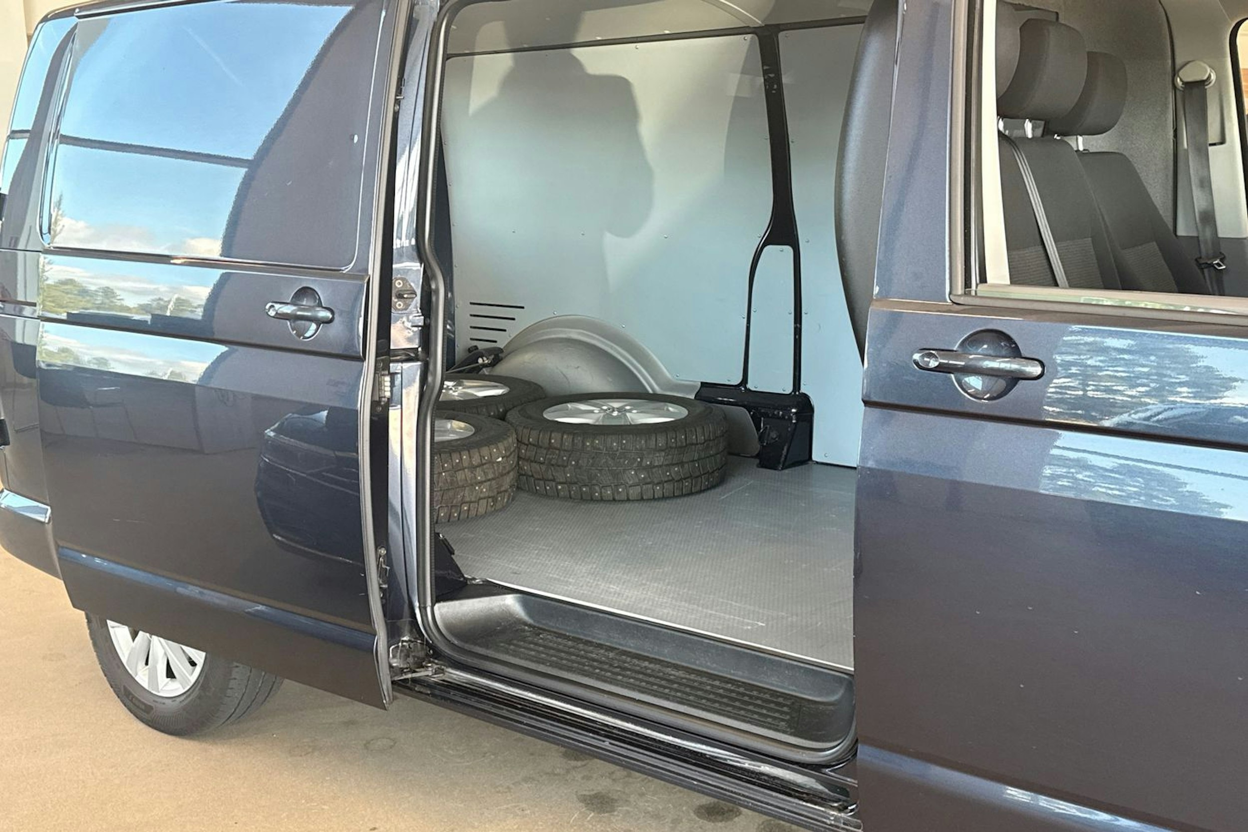 sininen Volkswagen Transporter 2022 kuva 23.