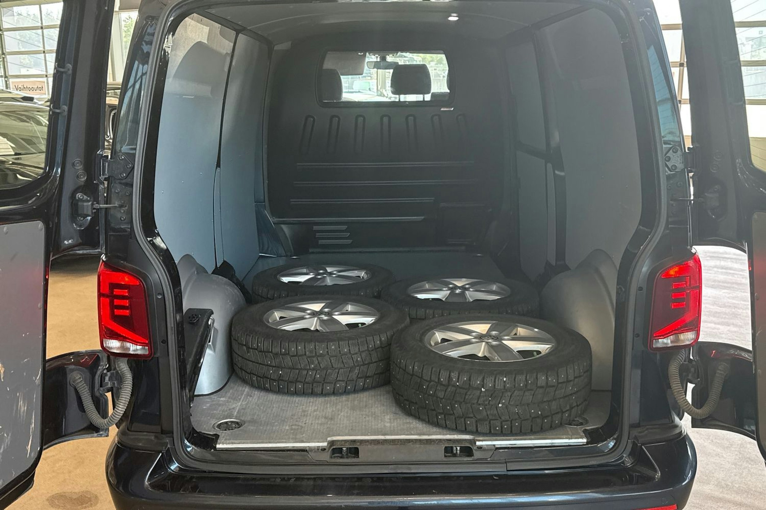 sininen Volkswagen Transporter 2022 kuva 25.
