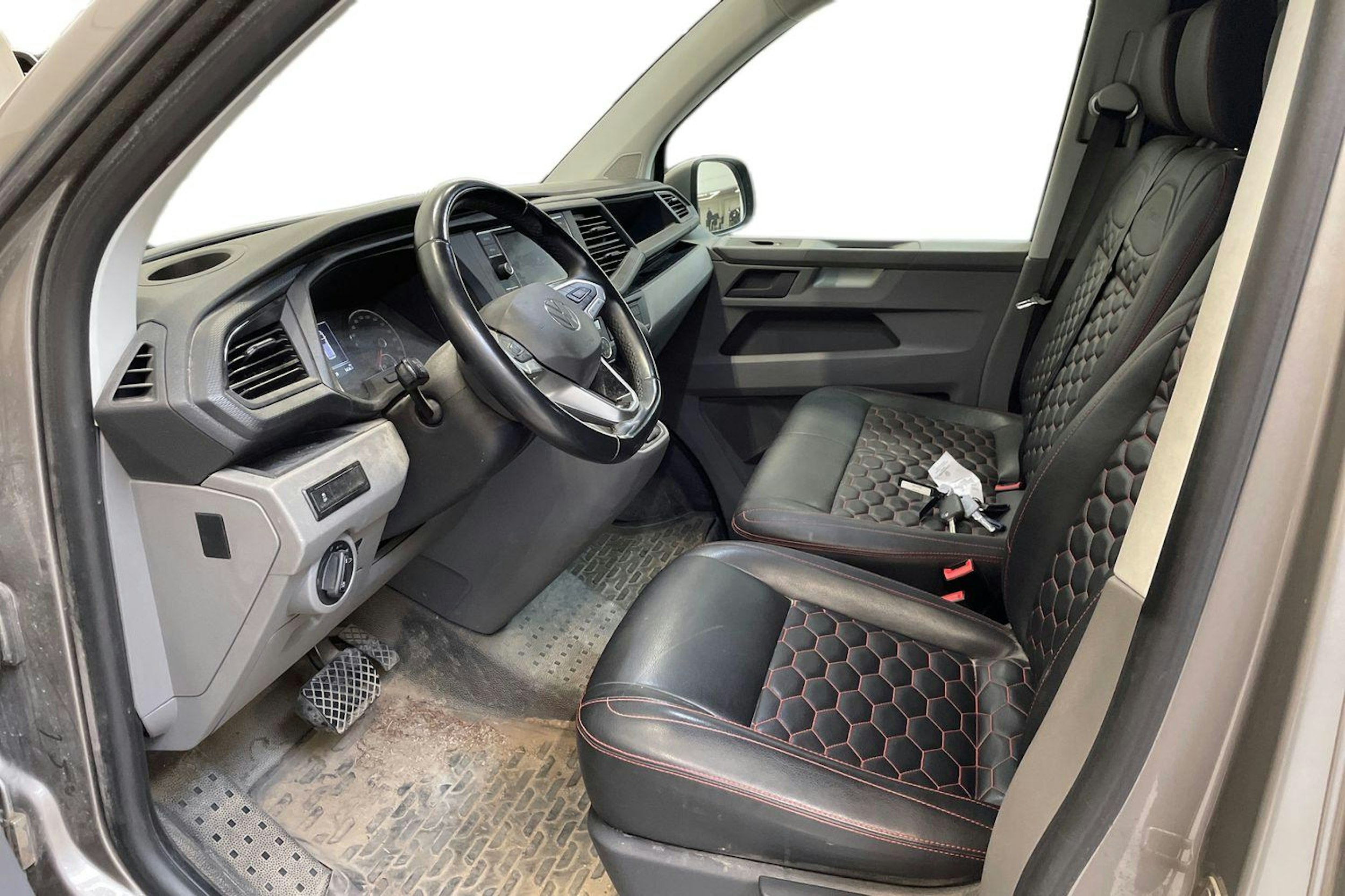 ruskea (beige) Volkswagen Transporter 2022 kuva 3.