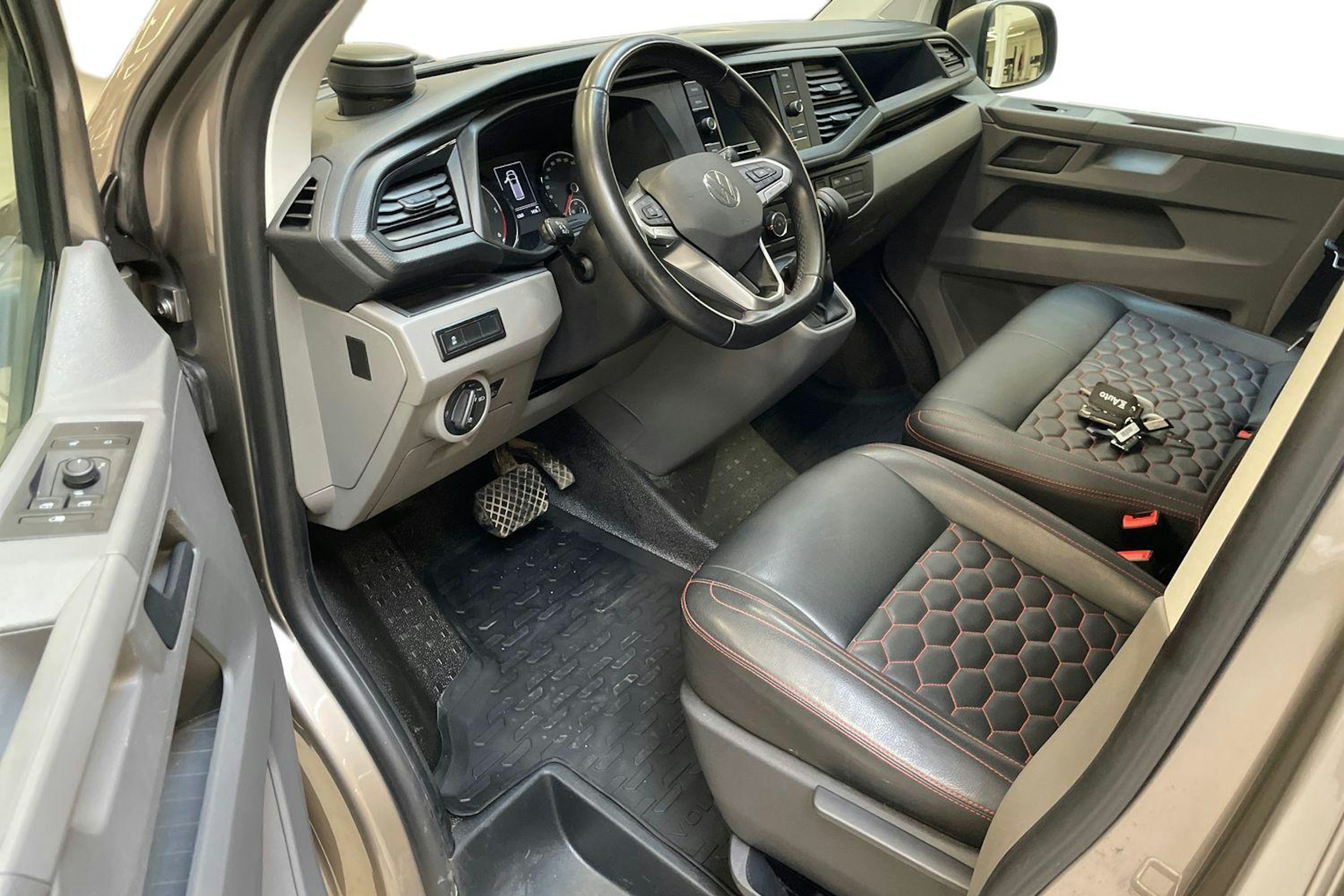 ruskea (beige) Volkswagen Transporter 2022 kuva 7.