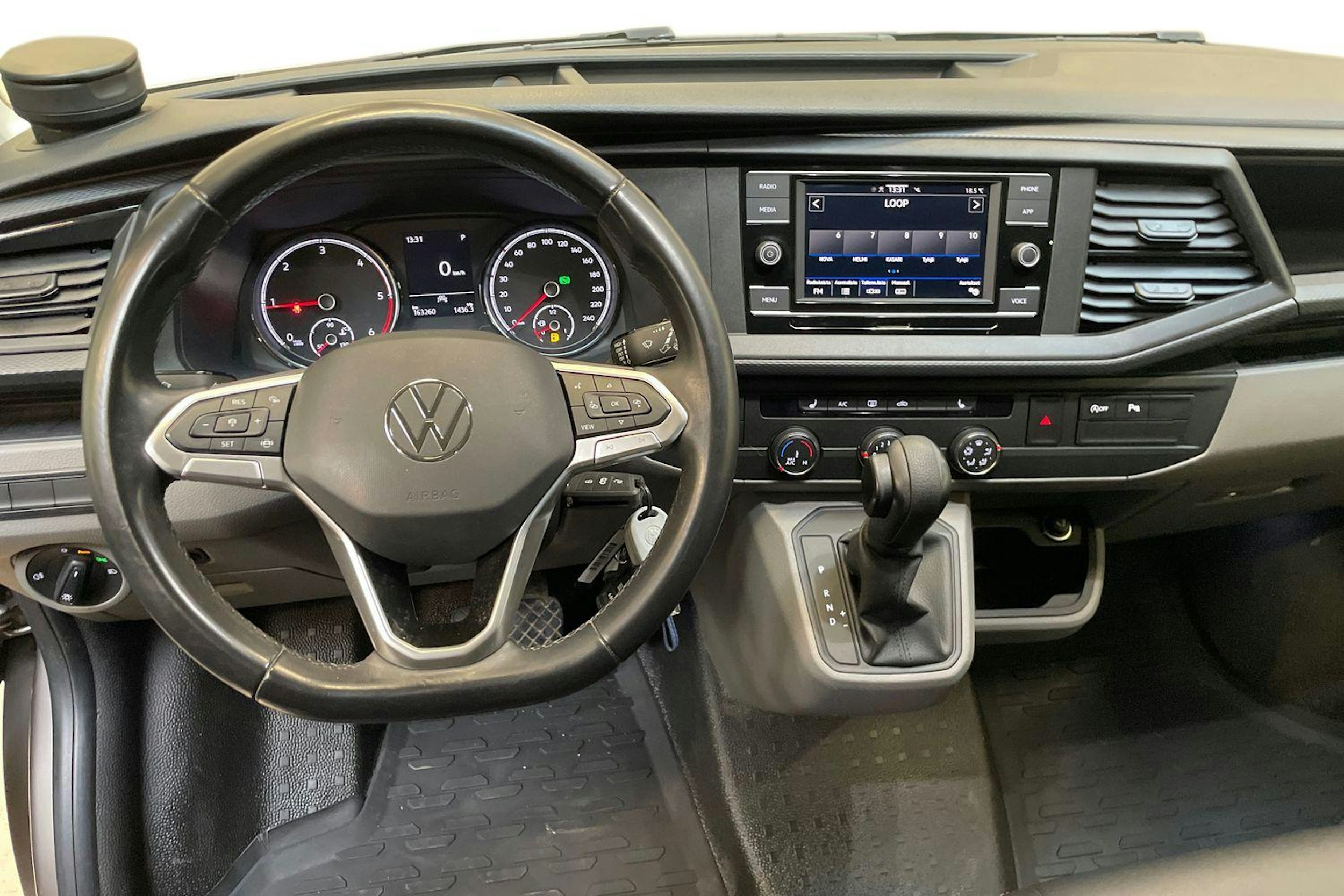 ruskea (beige) Volkswagen Transporter 2022 kuva 9.