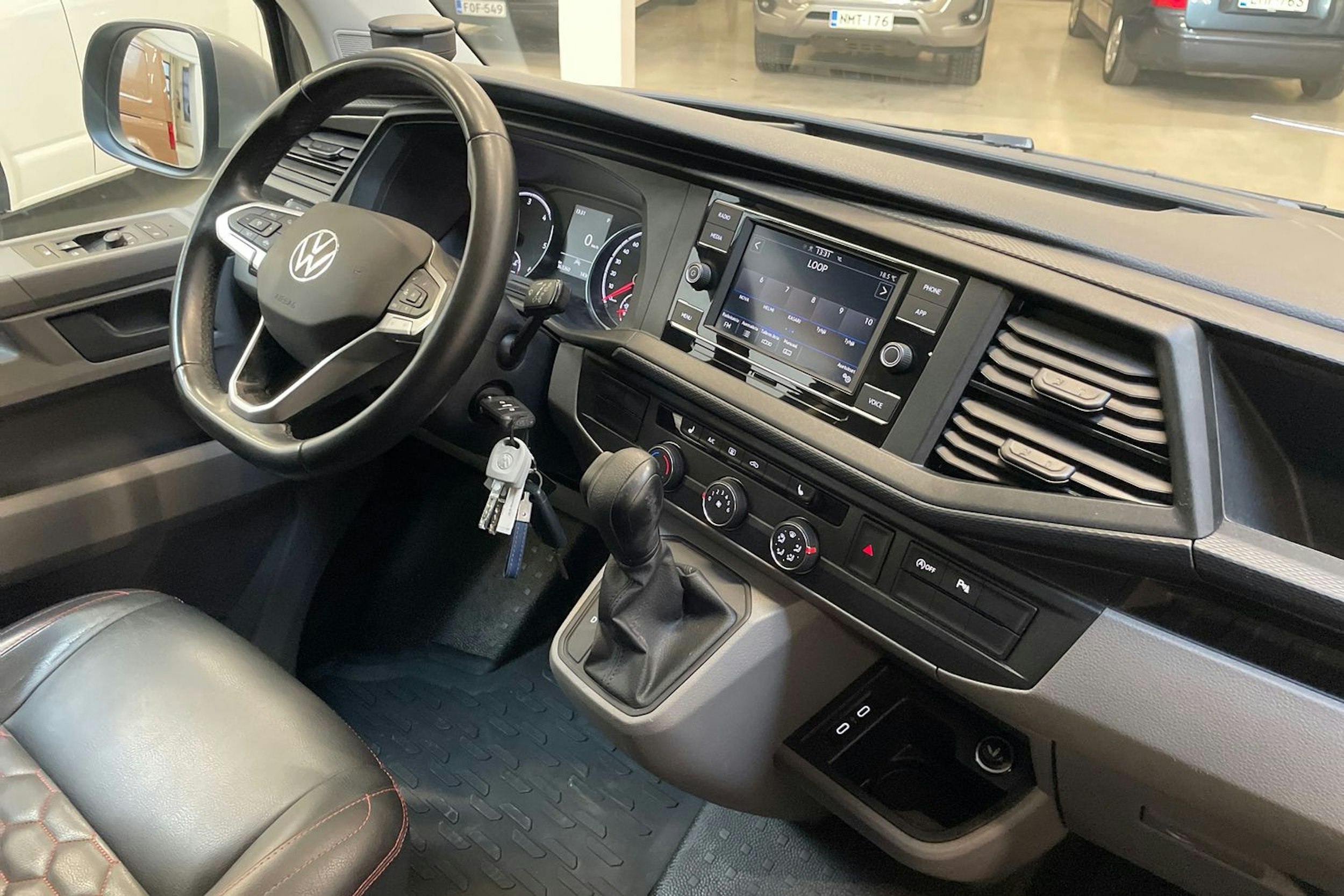 ruskea (beige) Volkswagen Transporter 2022 kuva 14.