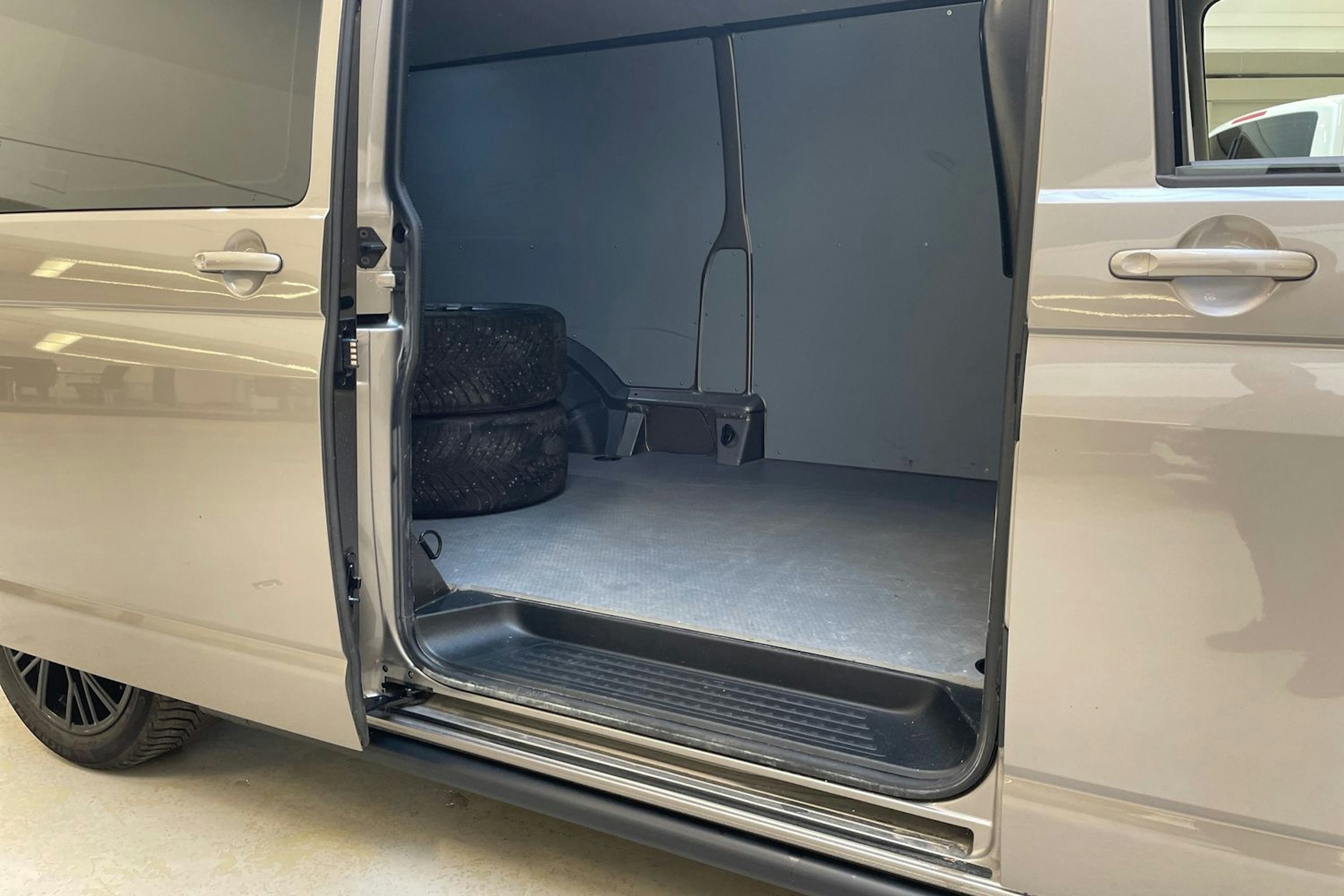 ruskea (beige) Volkswagen Transporter 2022 kuva 16.