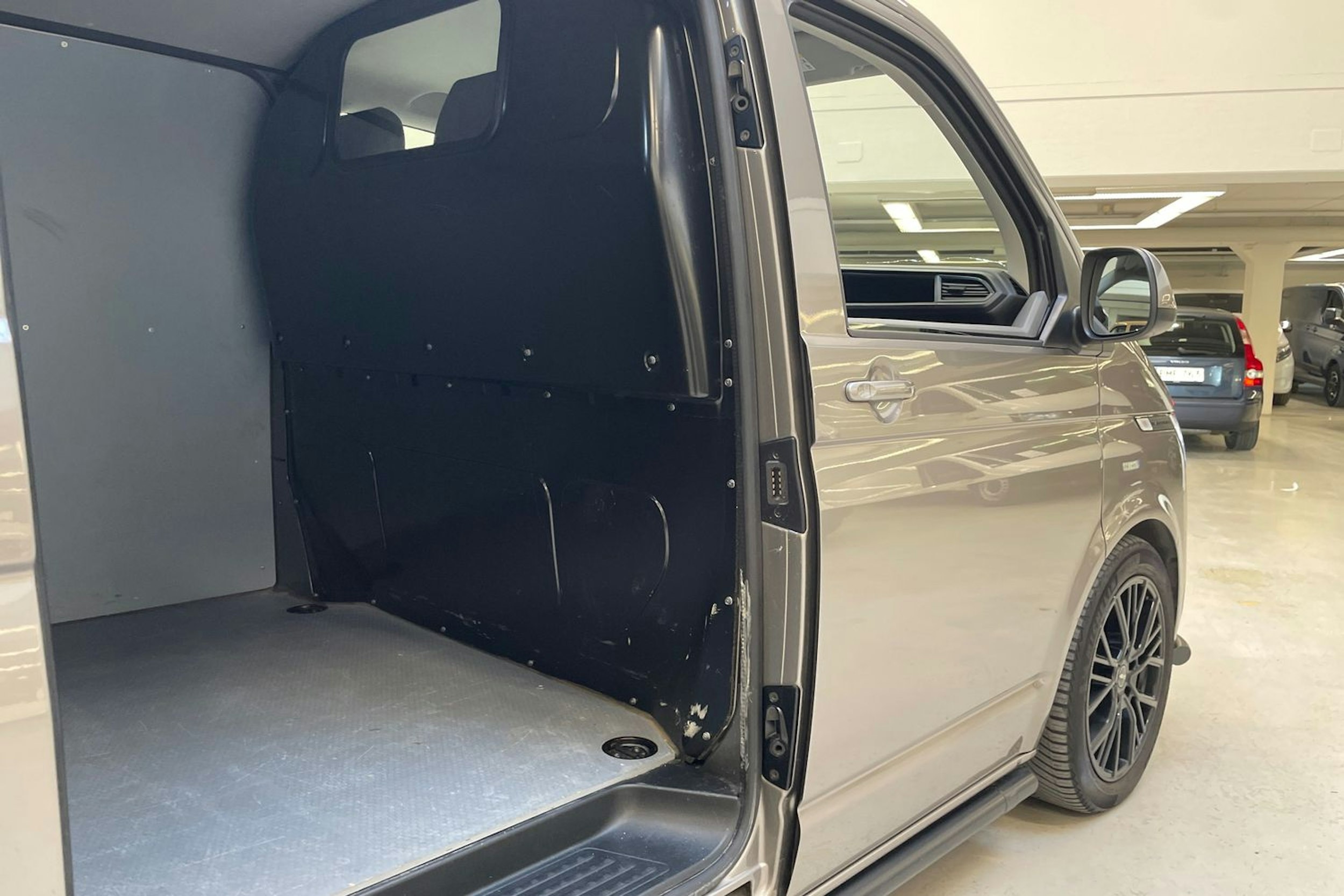 ruskea (beige) Volkswagen Transporter 2022 kuva 17.