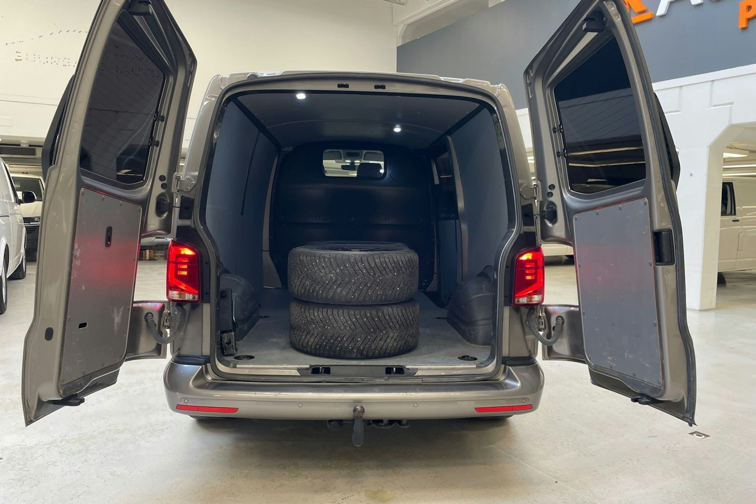 ruskea (beige) Volkswagen Transporter 2022 kuva 18.