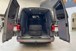 ruskea (beige) Volkswagen Transporter 2022 kuva 18.