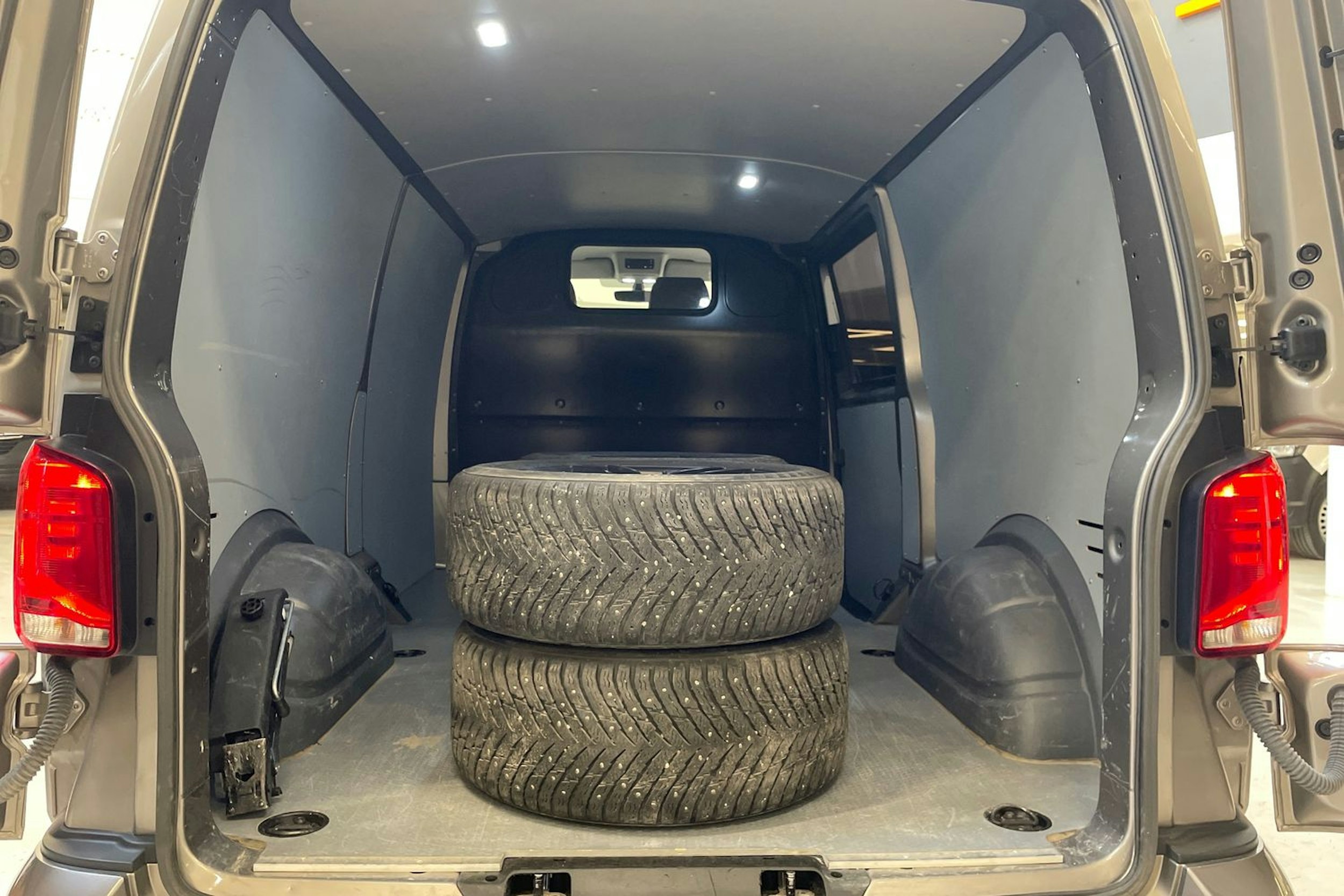 ruskea (beige) Volkswagen Transporter 2022 kuva 19.