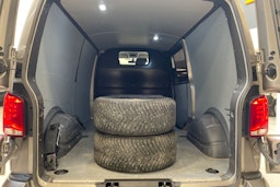 ruskea (beige) Volkswagen Transporter 2022 kuva 19.