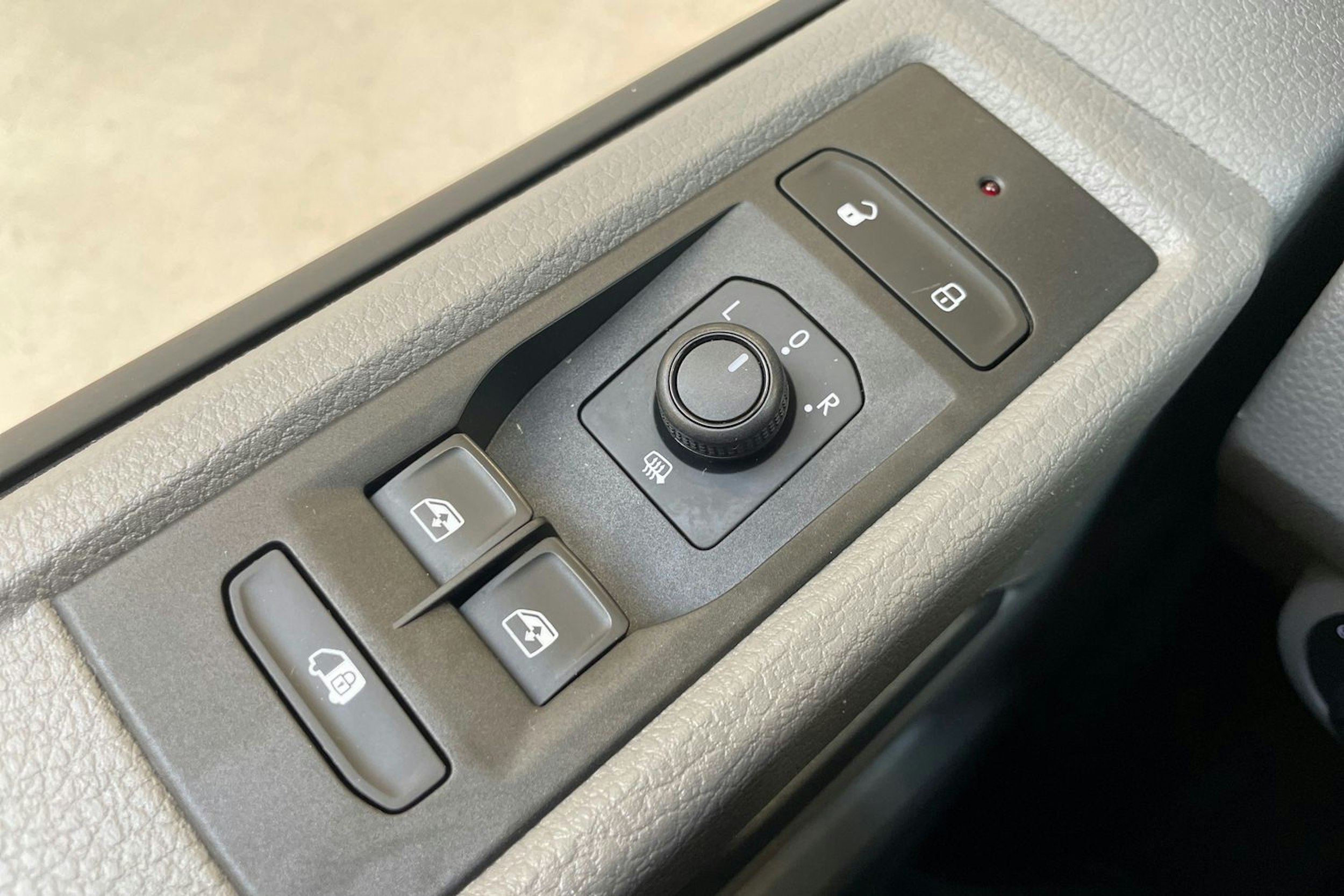 ruskea (beige) Volkswagen Transporter 2022 kuva 23.