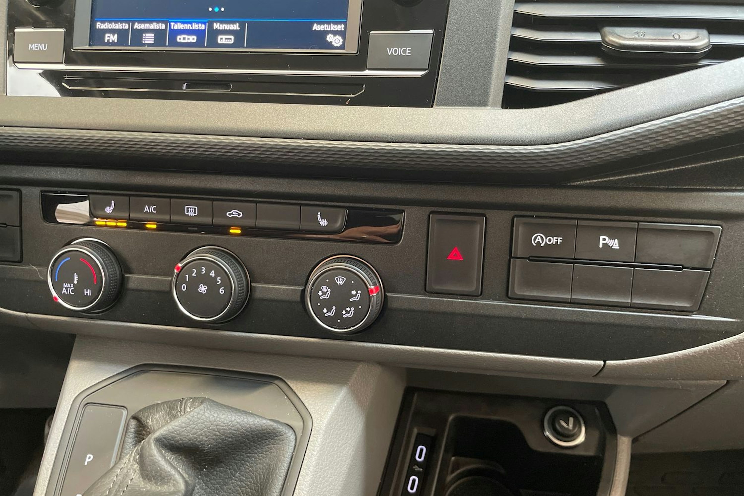 ruskea (beige) Volkswagen Transporter 2022 kuva 27.
