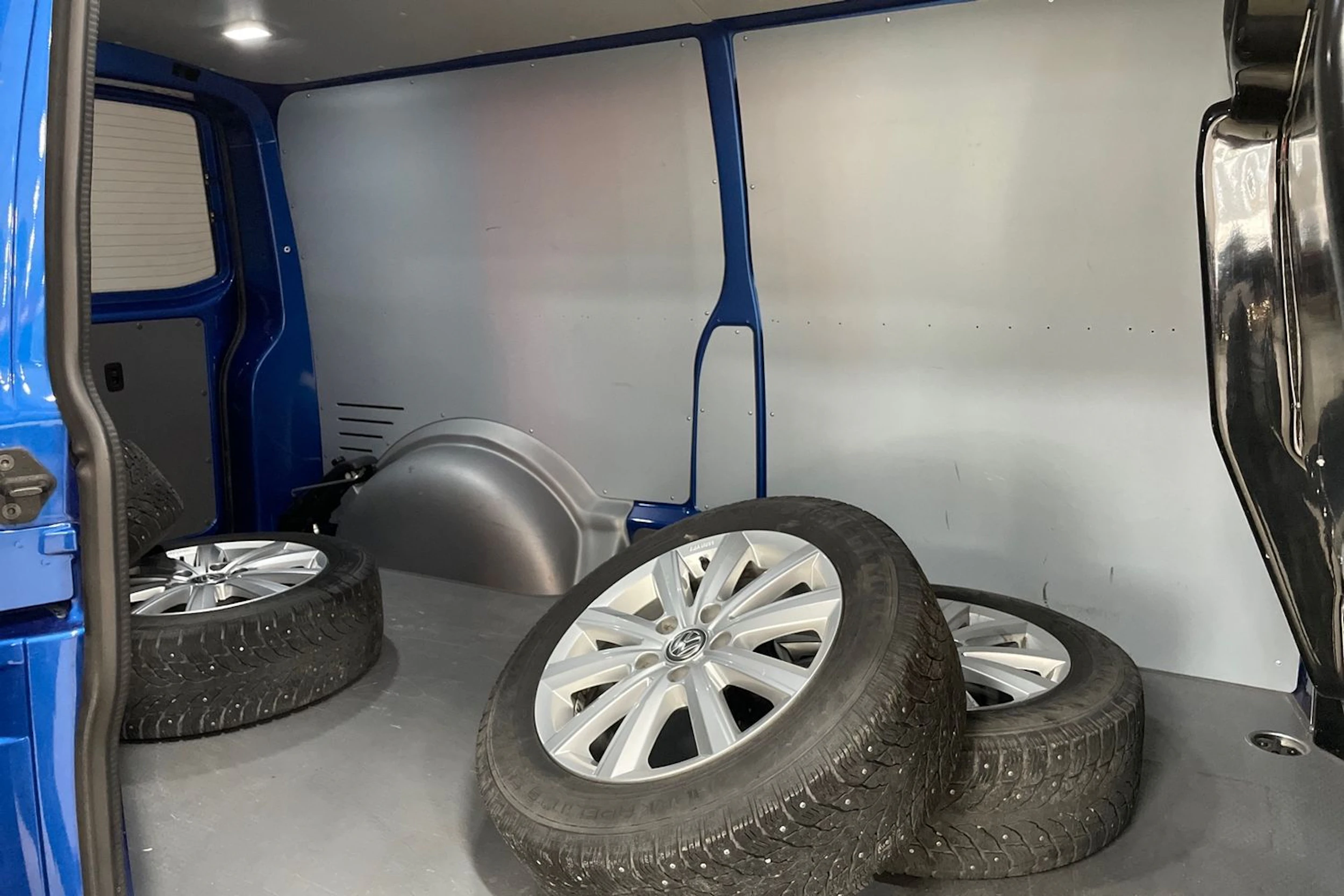 met. sininen Volkswagen Transporter 2023 kuva 20.