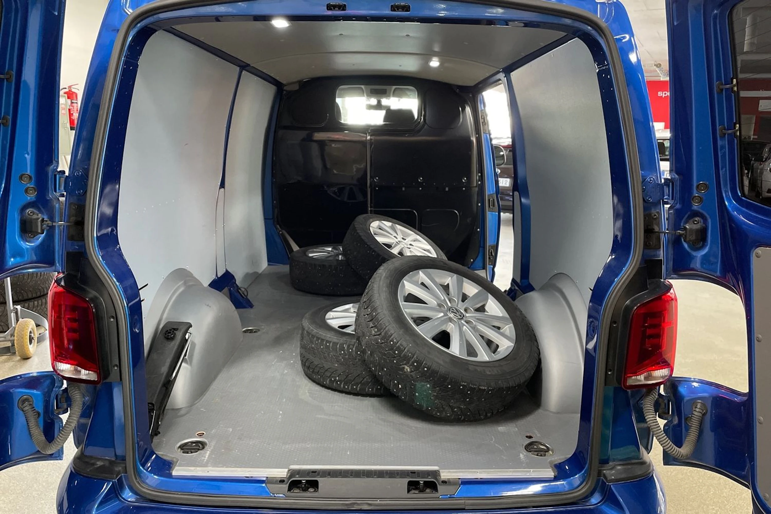 met. sininen Volkswagen Transporter 2023 kuva 21.