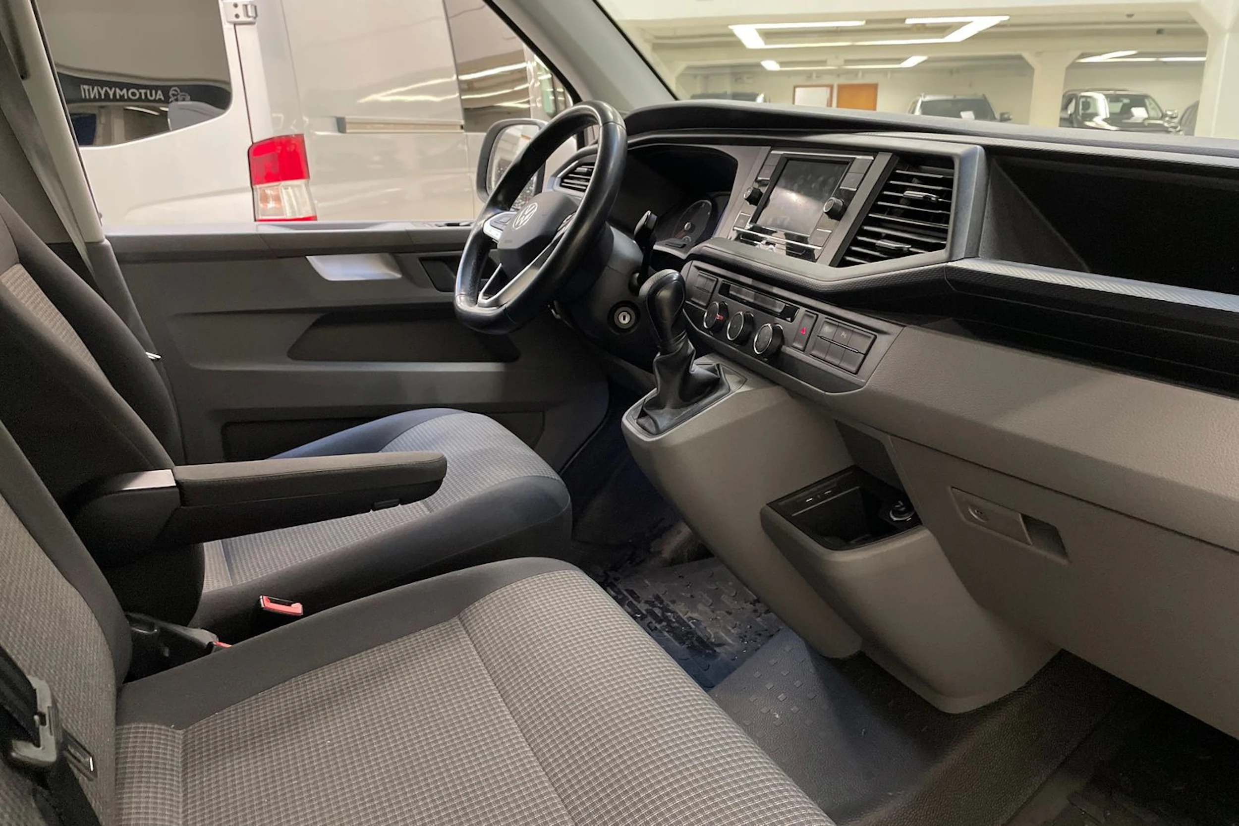 valkoinen Volkswagen Transporter 2022 kuva 4.