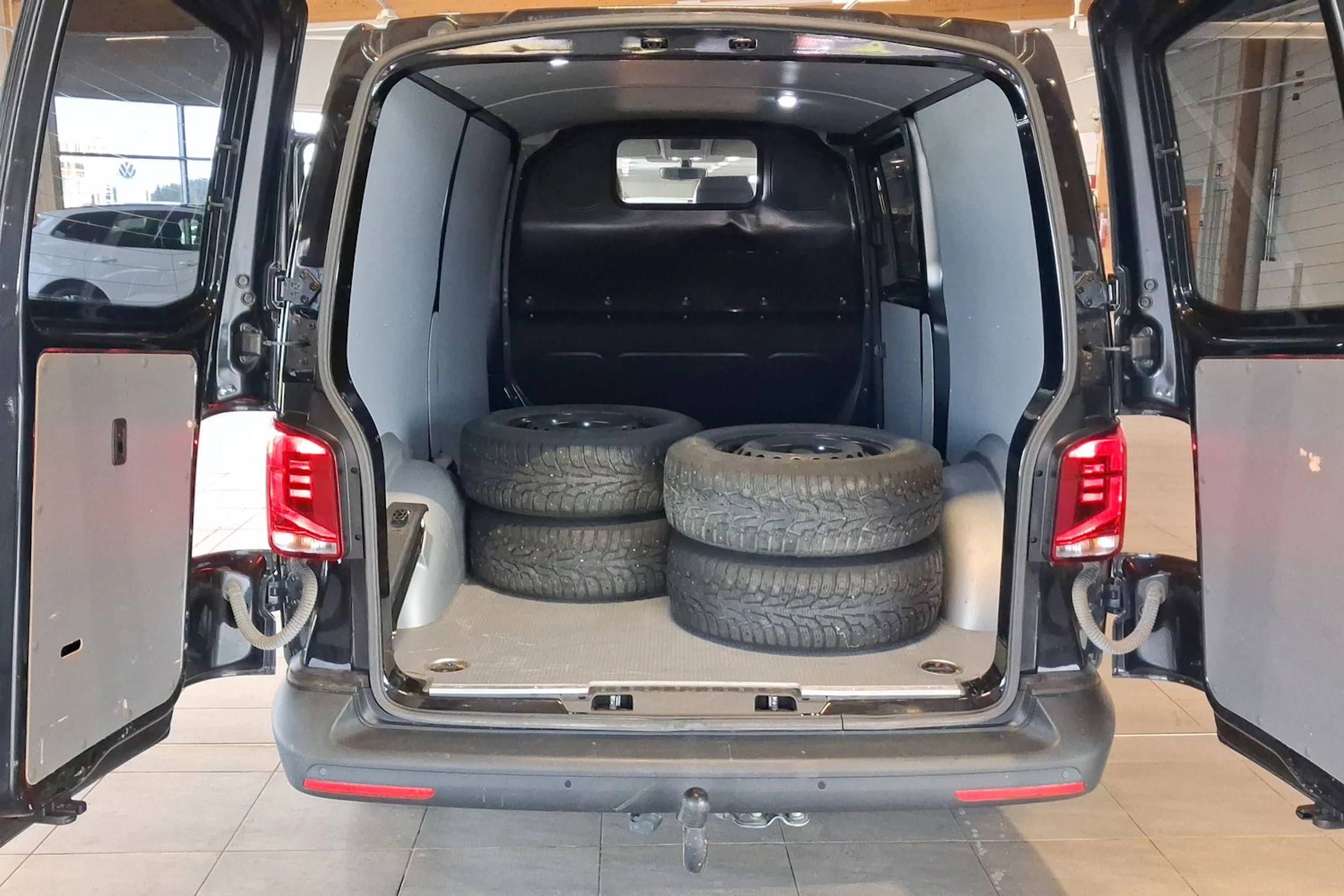 Musta Volkswagen TRANSPORTER 2022 kuva 12.