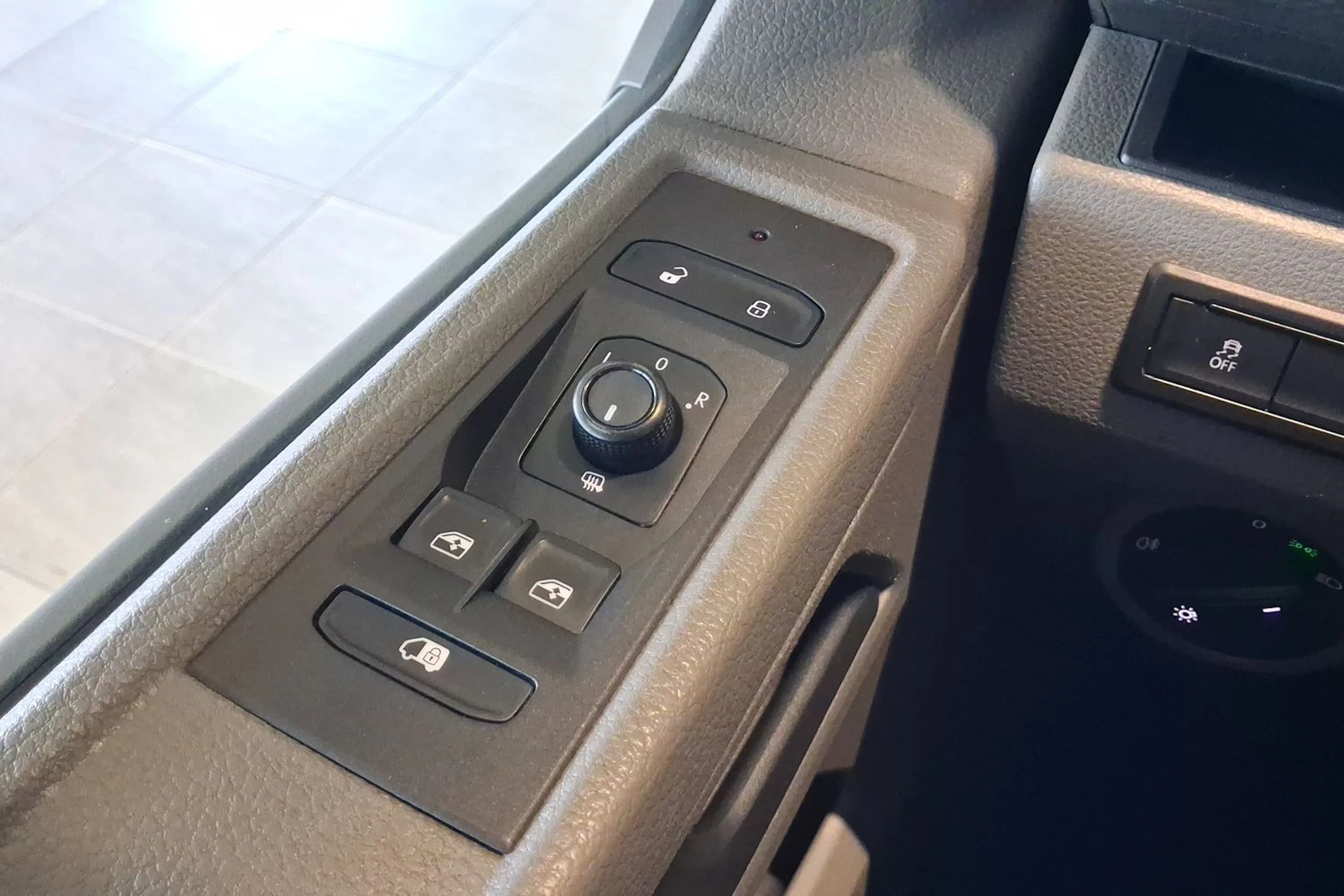 Musta Volkswagen TRANSPORTER 2022 kuva 14.