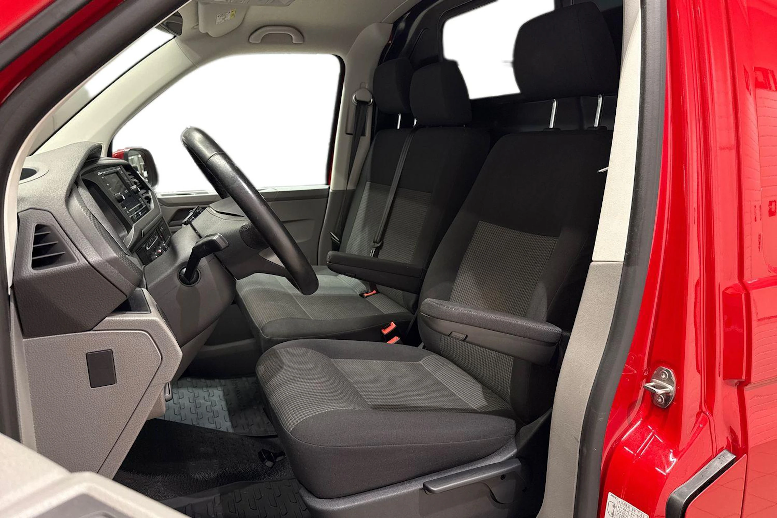 punainen Volkswagen Transporter 2023 kuva 11.