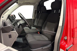 punainen Volkswagen Transporter 2023 kuva 11.
