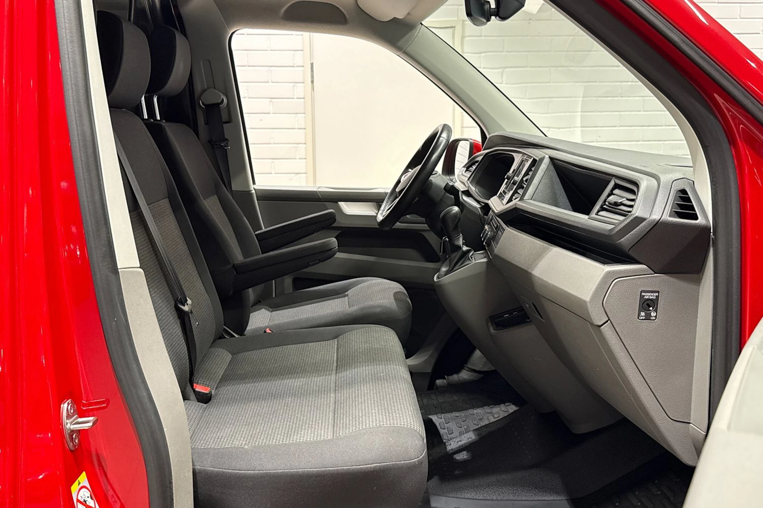 punainen Volkswagen Transporter 2023 kuva 13.