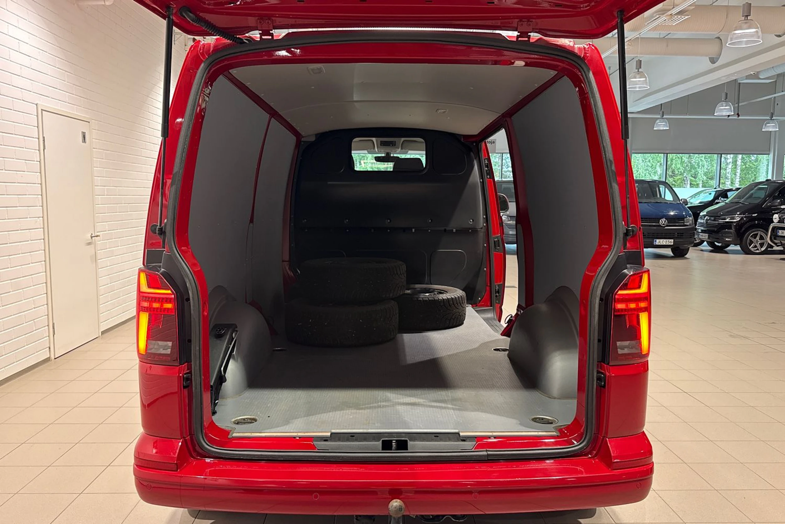punainen Volkswagen Transporter 2023 kuva 15.