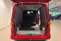punainen Volkswagen Transporter 2023 kuva 15.