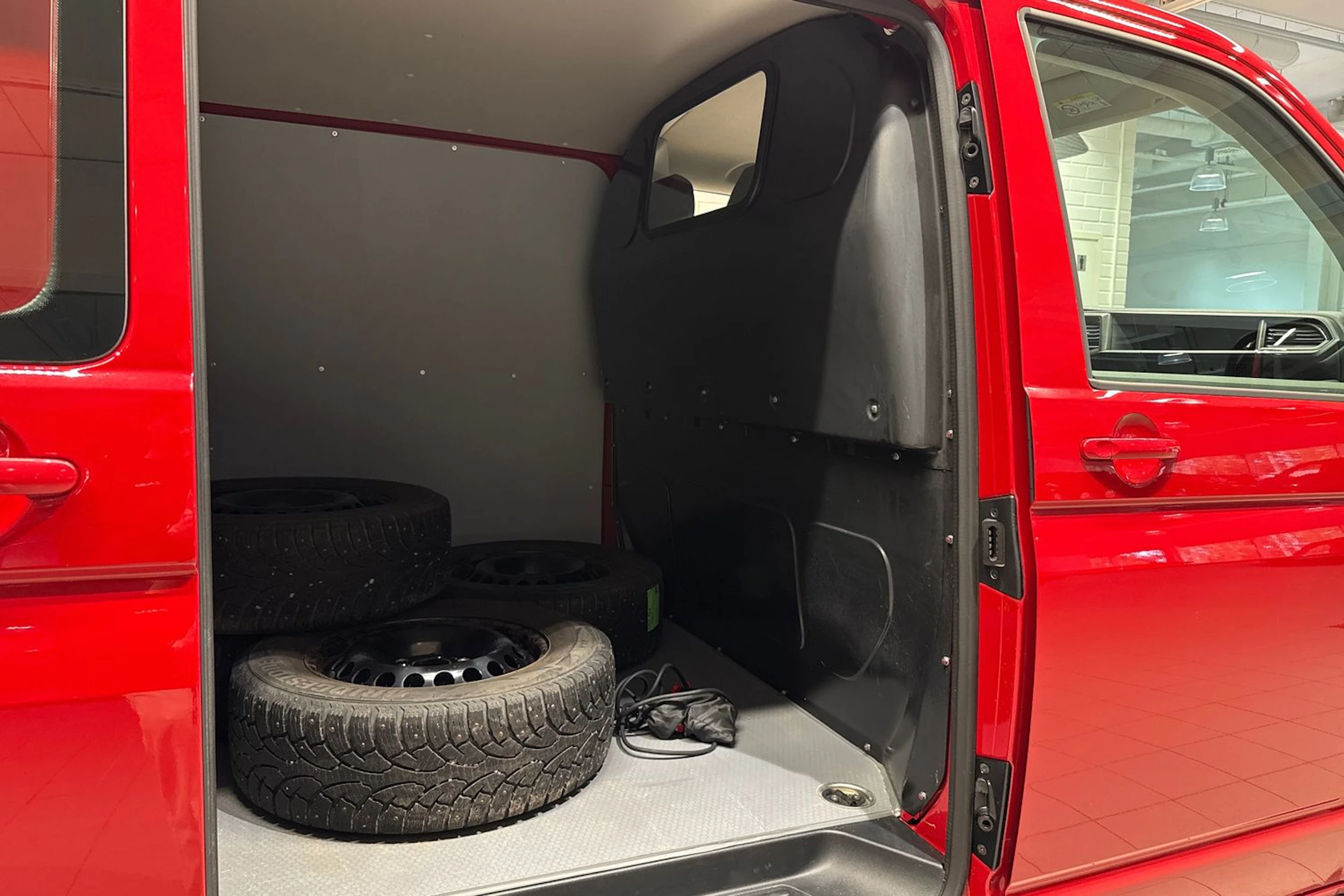 punainen Volkswagen Transporter 2023 kuva 16.