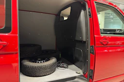 punainen Volkswagen Transporter 2023 kuva 16.