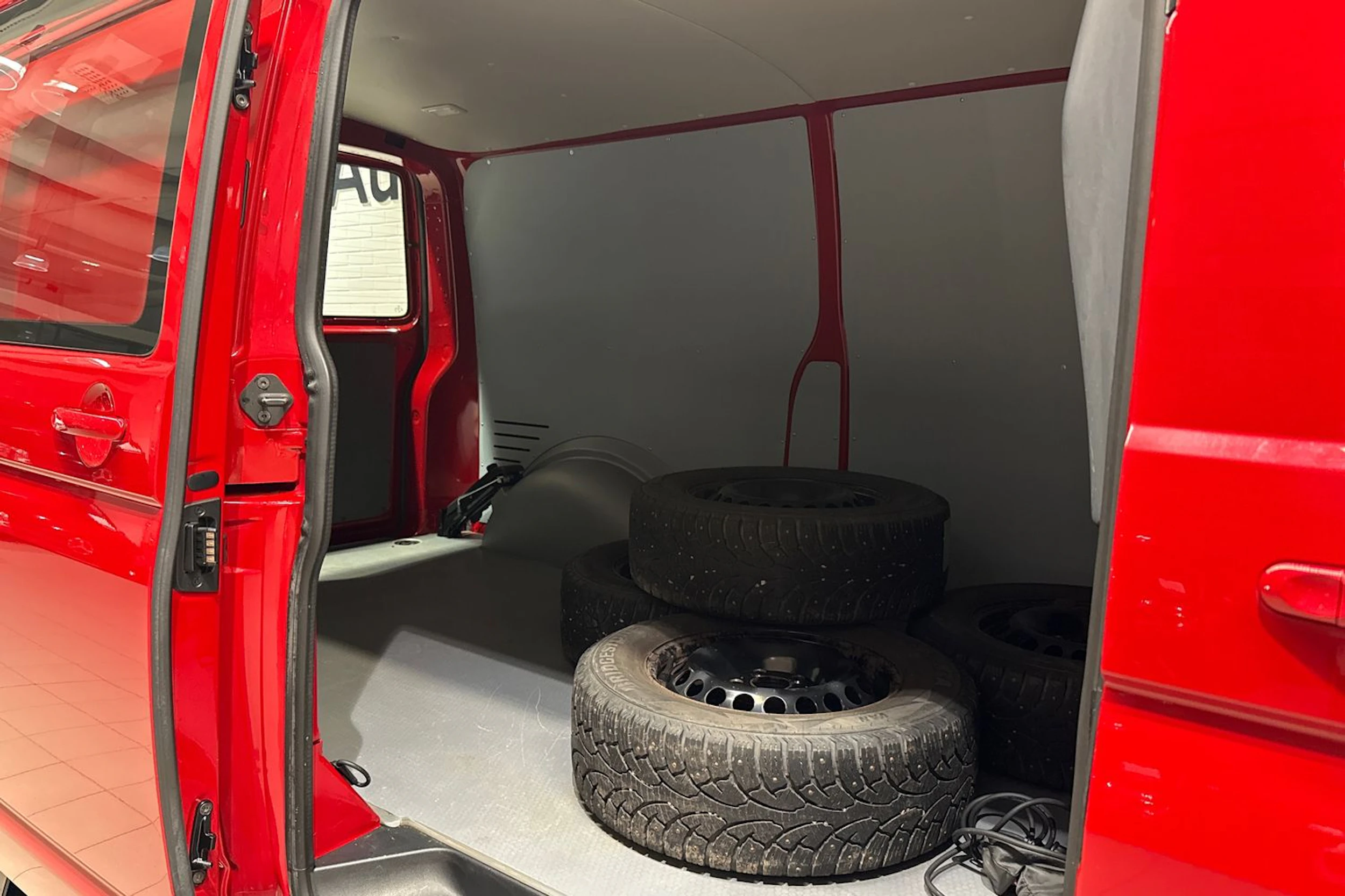 punainen Volkswagen Transporter 2023 kuva 17.