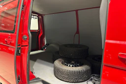 punainen Volkswagen Transporter 2023 kuva 17.