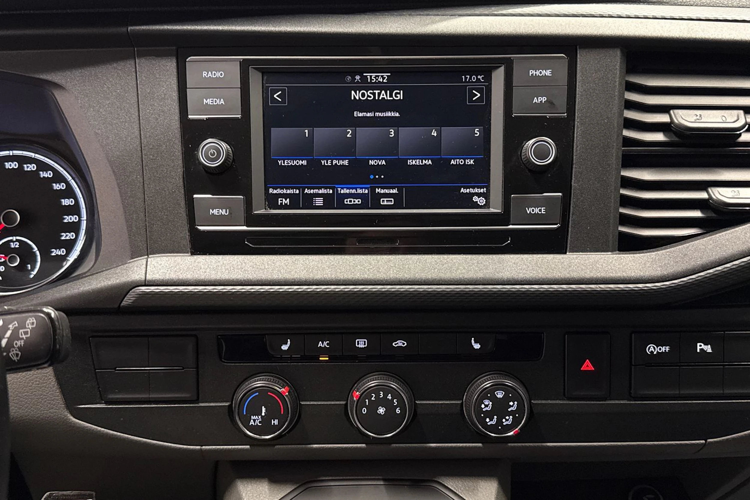 punainen Volkswagen Transporter 2023 kuva 18.