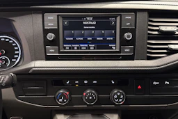 punainen Volkswagen Transporter 2023 kuva 18.