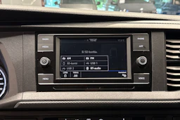 punainen Volkswagen Transporter 2023 kuva 21.