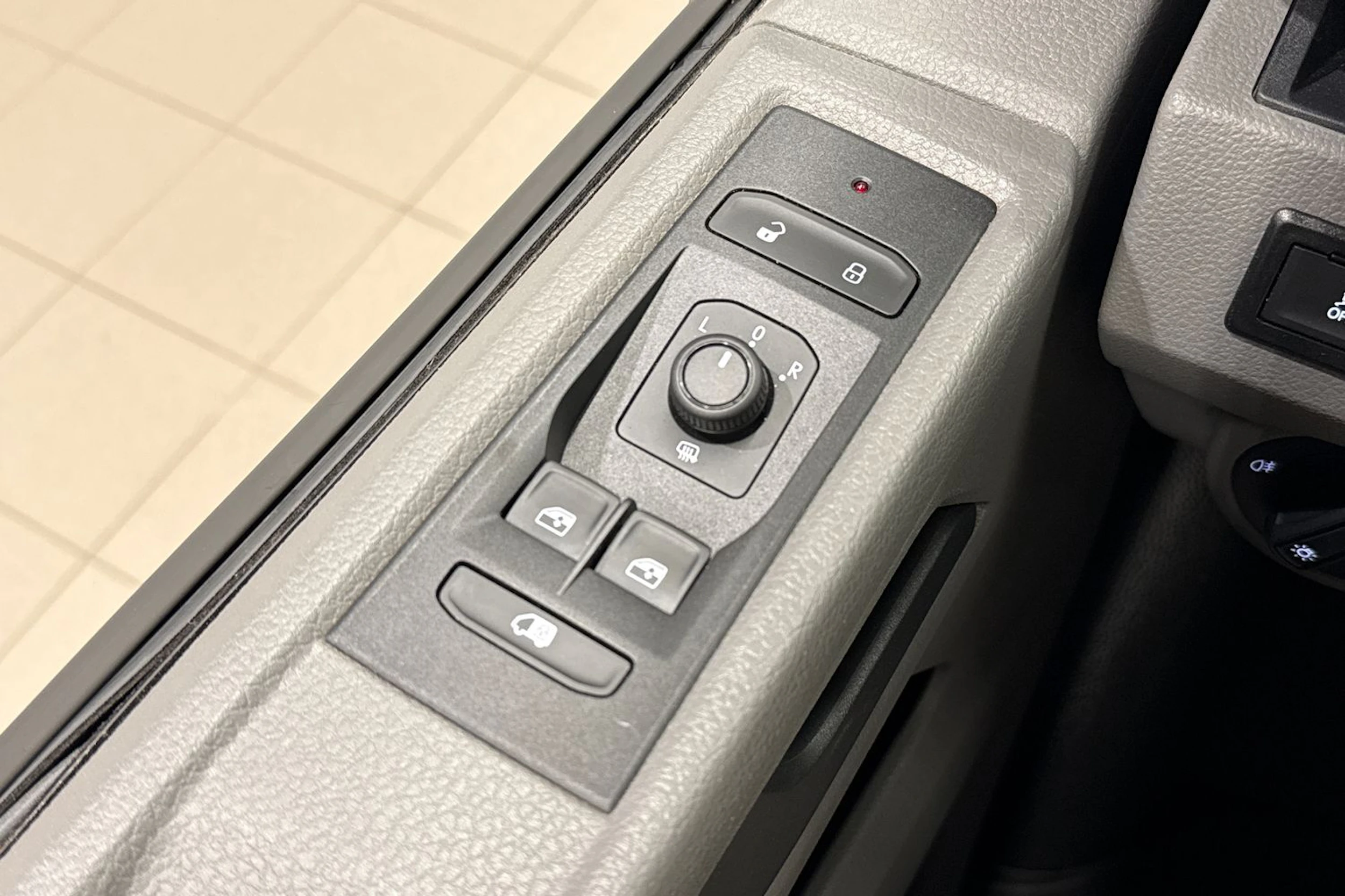 punainen Volkswagen Transporter 2023 kuva 26.