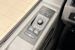punainen Volkswagen Transporter 2023 kuva 26.