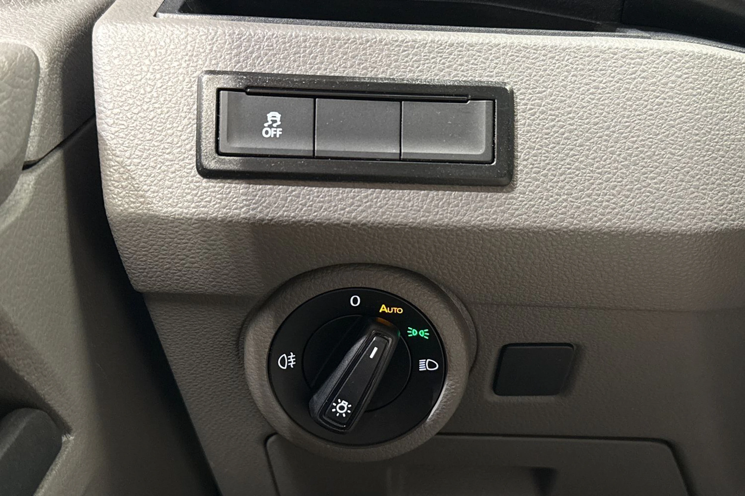 punainen Volkswagen Transporter 2023 kuva 27.