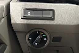 punainen Volkswagen Transporter 2023 kuva 27.