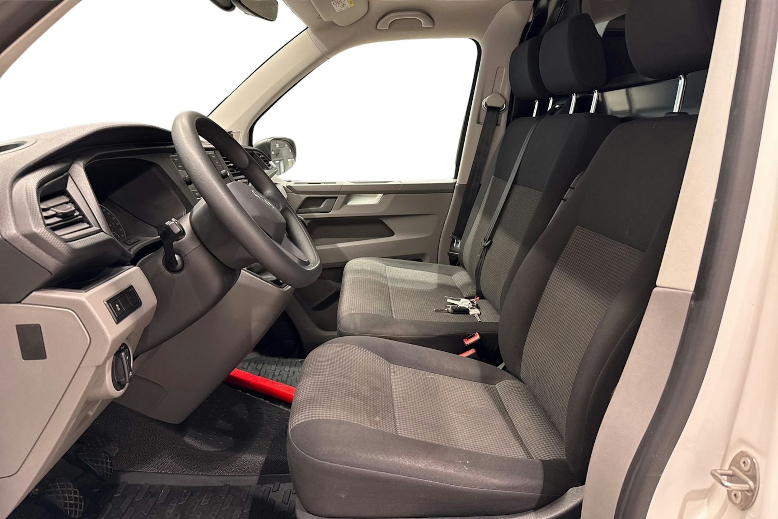 valkoinen Volkswagen Transporter 2022 kuva 10.