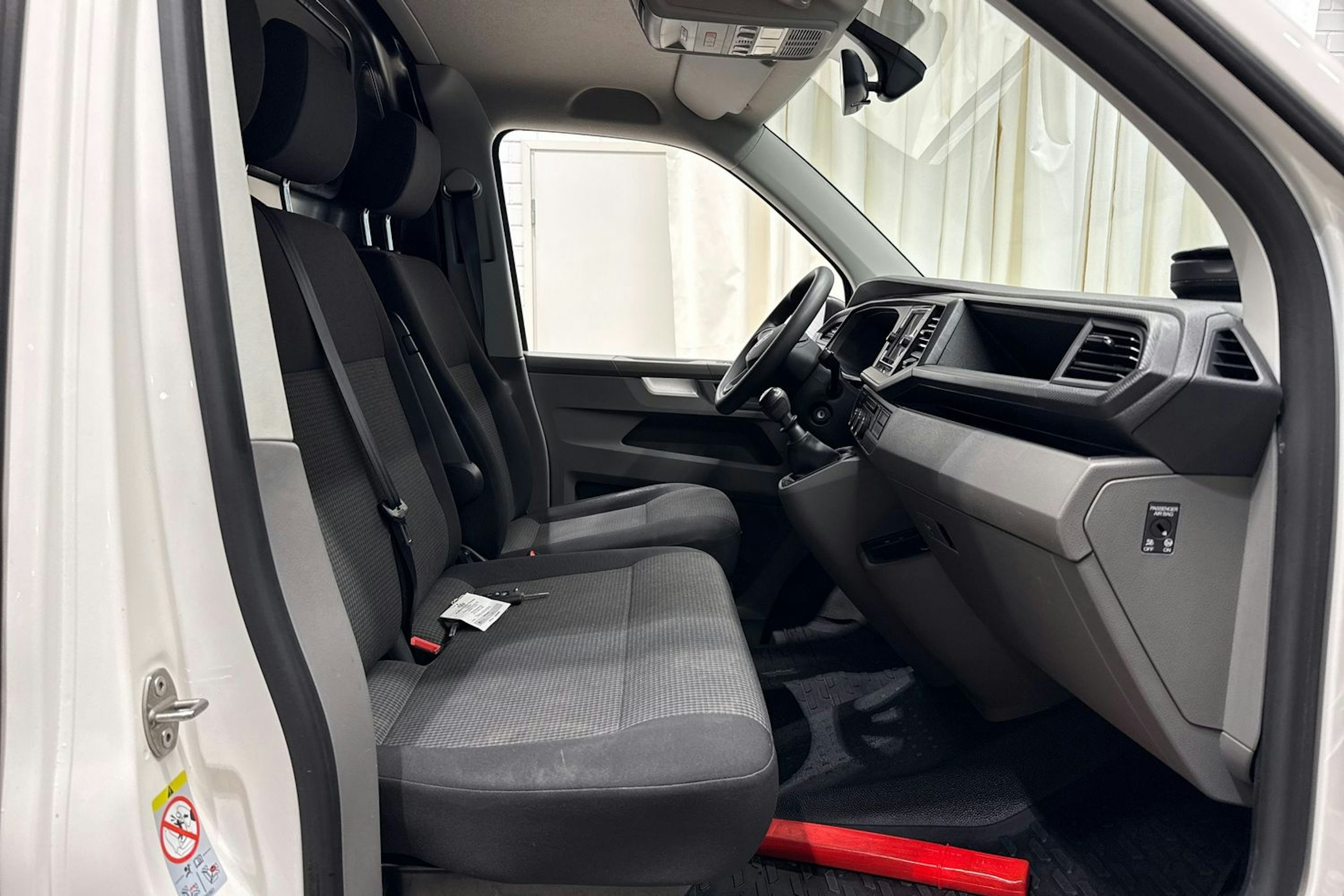 valkoinen Volkswagen Transporter 2022 kuva 13.