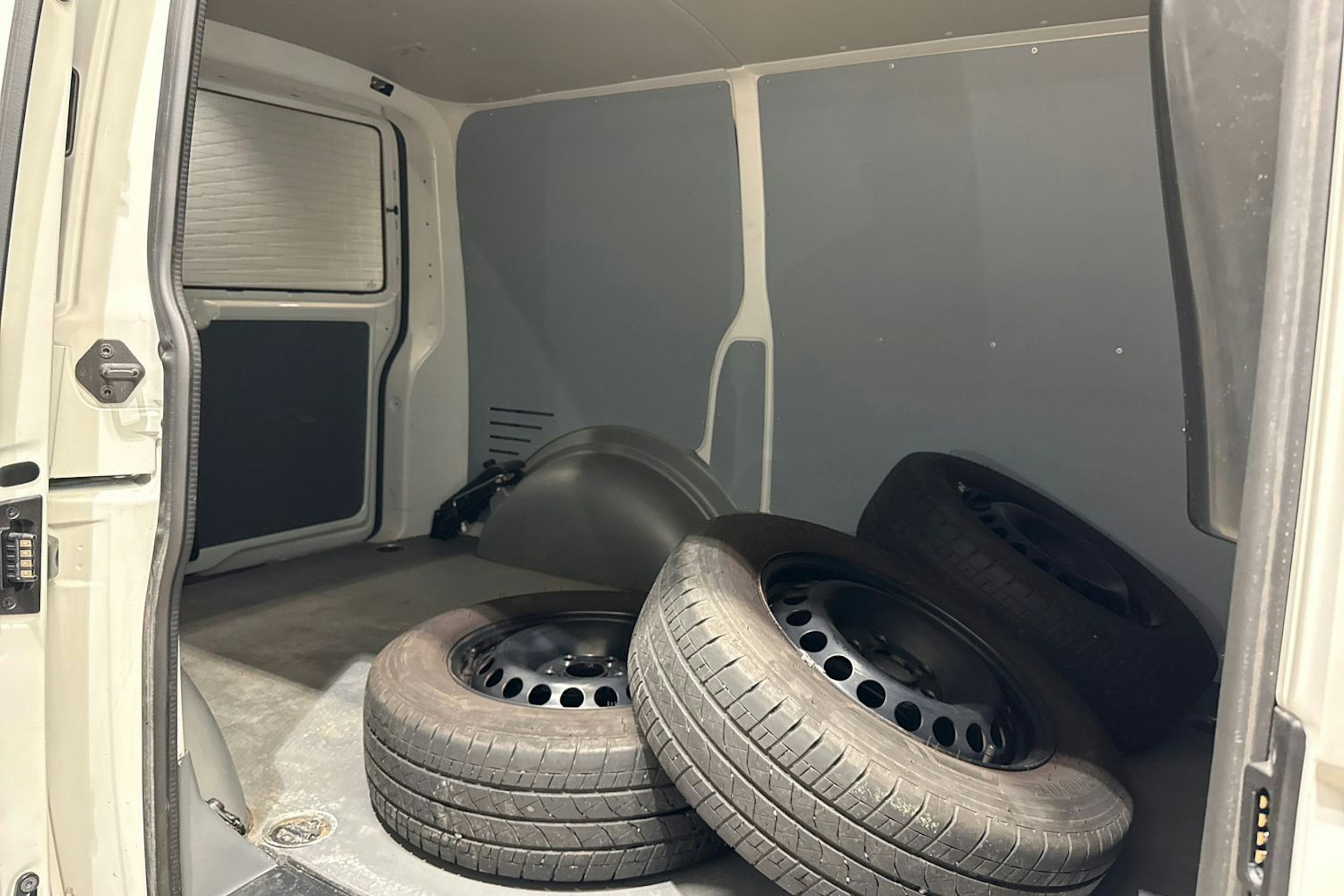 valkoinen Volkswagen Transporter 2022 kuva 14.