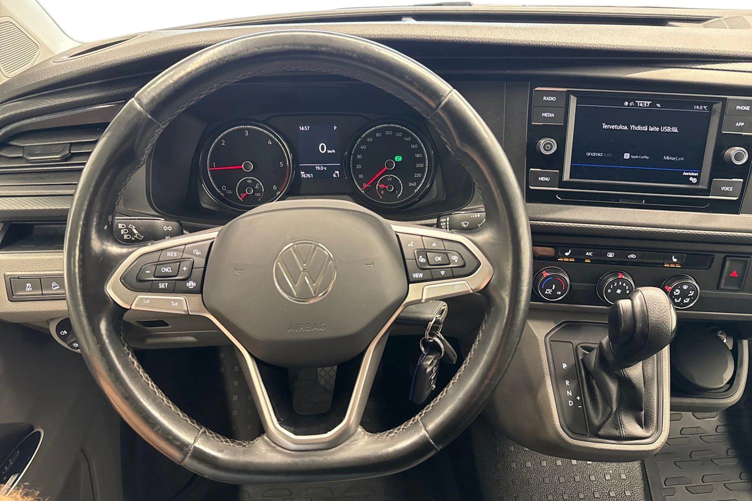 oranssi Volkswagen Transporter 2022 kuva 7.