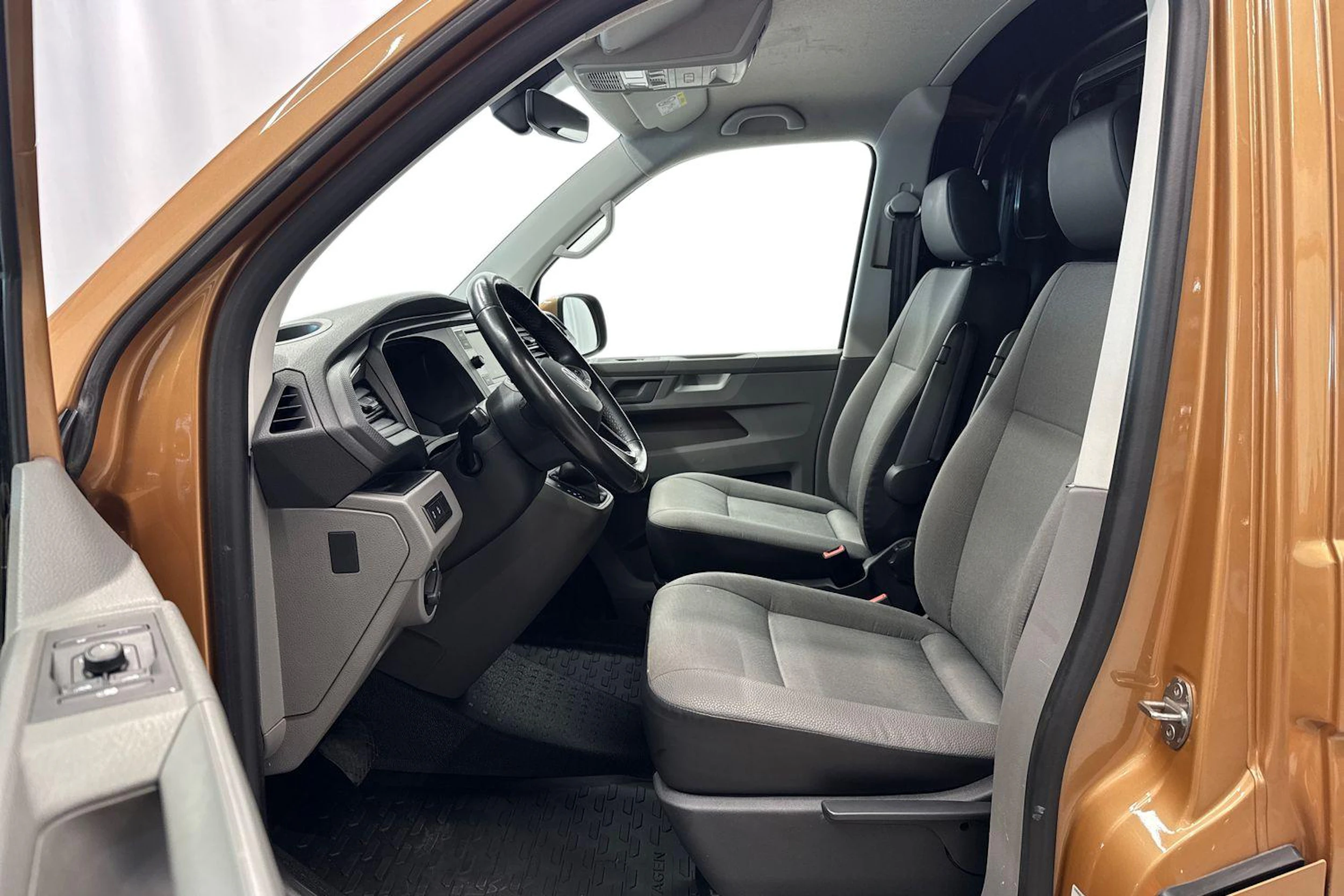 oranssi Volkswagen Transporter 2022 kuva 8.