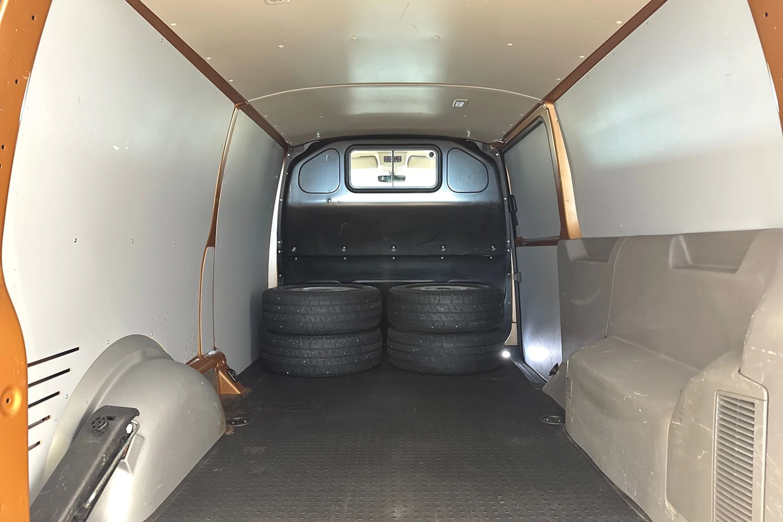 oranssi Volkswagen Transporter 2022 kuva 13.